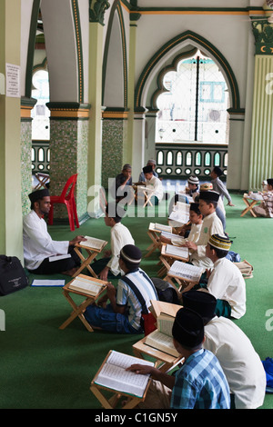 Koran-Klasse in der Abdul-Gaffoor-Moschee.  Little India, Singapur Stockfoto