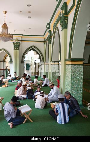 Jungen studieren der Koran in der Abdul-Gaffoor-Moschee.  Little India, Singapur Stockfoto