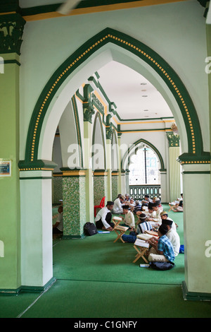 Jungen studieren der Koran in der Abdul-Gaffoor-Moschee.  Little India, Singapur Stockfoto