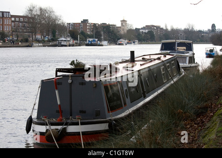 Ein langes Boot vor Anker in der Nähe von Kingston-upon-Thames, London. Stockfoto