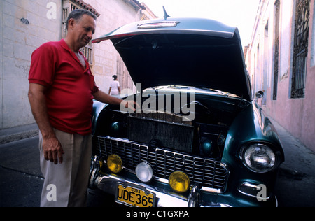 Kuba, Santiago De Cuba, die Besitzer von einem Chevrolet aus der 50. zeigt dem Originalmotor Stockfoto