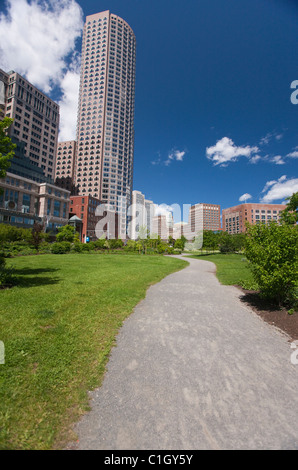 Gehweg in Richtung Gebäude, Boston, Massachusetts, USA Stockfoto