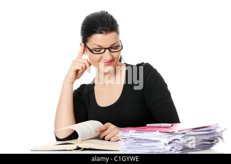 Junge Studentin Frau lernen am Schreibtisch, isoliert auf weiss Stockfoto