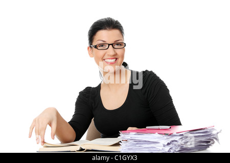 Junge Studentin Frau lernen am Schreibtisch, isoliert auf weiss Stockfoto