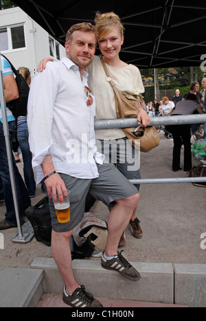Sebastian Bezzel, Johanna Christine Gehlen Charity-Fußballspiel zwischen FC St. Pauli Allstars Stadium SC Victoria Hamburg Stockfoto