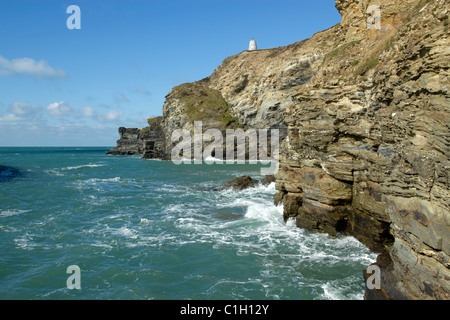 Klippen entlang der Küste unterhalb der Pepperpot, Portreath Cornwall UK. Stockfoto