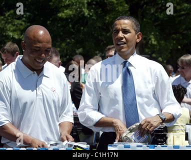 US-Präsident Barack Obama hilft, militärische Care-Pakete mit Super Bowl Champions und Truppen - statt auf der Südseite montieren Stockfoto