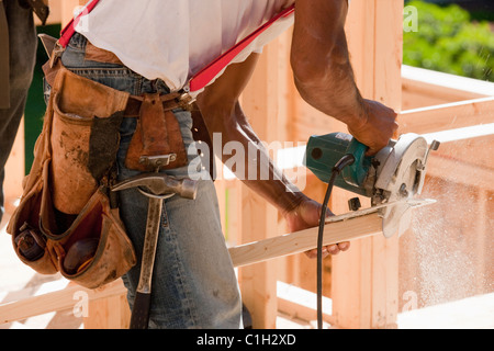 Tischler schneiden Fase mit einer Kreissäge Stockfoto