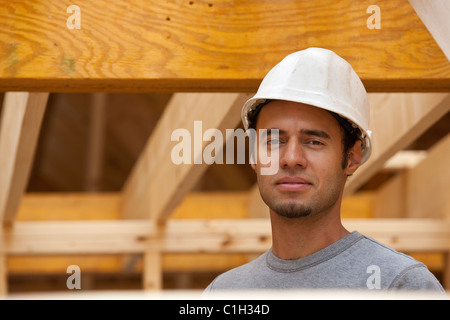 Hispanische Zimmermann lächelnd auf einer Baustelle Stockfoto