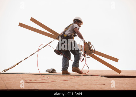 Tischler mit Brettern und einer Kreissäge auf einer Baustelle Stockfoto