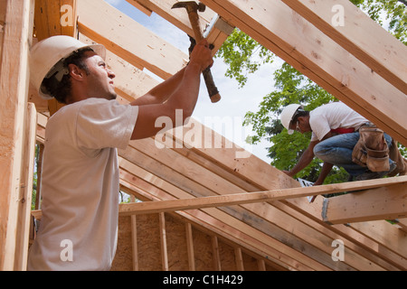 Tischler Installation eine Dachfenster öffnen auf dem Dach in einem Haus im Bau Stockfoto