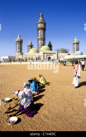 Senegal, Diourbel Region, Touba, Mouride große Moschee, Frauen Reinigung und Sand herausnehmen Stockfoto