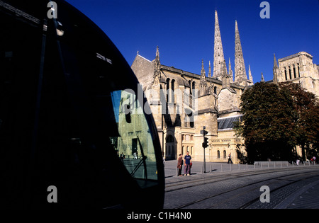 Frankreich, Gironde, Bordeaux, Pey Berland Kathedrale und der Straßenbahn Stockfoto