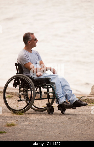 Menschen mit Querschnittlähmung im Rollstuhl am Meer Stockfoto