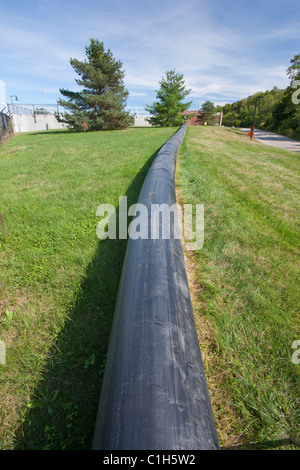 Abwasser-Pipeline an einer Wasseraufbereitungsanlage Stockfoto