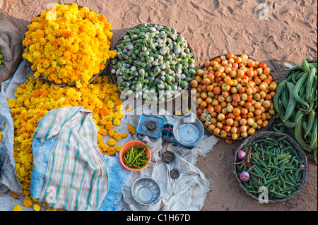 Indische Frau verkaufte Gemüse und Blumen auf einer Straße Gemüsemarkt in Puttaparthi, Andhra Pradesh, Indien Stockfoto