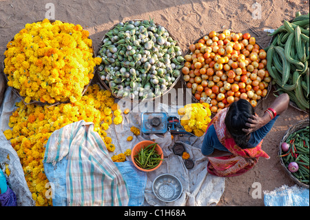 Indische Frau verkaufte Gemüse und Blumen auf einer Straße Gemüsemarkt in Puttaparthi, Andhra Pradesh, Indien Stockfoto