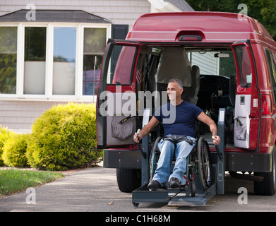 Menschen mit Querschnittlähmung im Rollstuhl immer in seinem zugänglich van Stockfoto