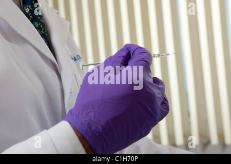 Augenarzt mit einer Botox-Injektion Stockfoto