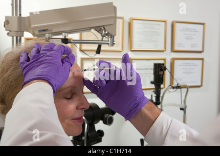 Augenarzt geben eine Botox-Injektion zu einem Patienten Stockfoto