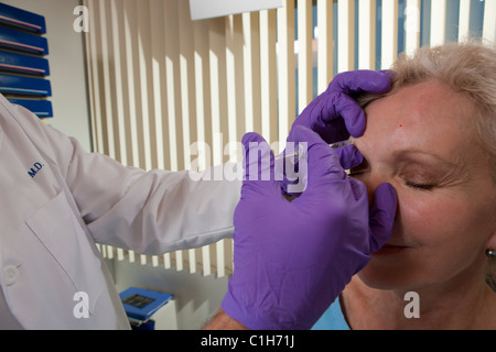 Augenarzt geben eine Botox-Injektion zu einem Patienten Stockfoto