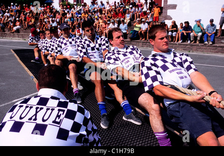 Frankreich, Pyrenees Atlantiques zahlt Basken, Saint Etienne de Baigorri, baskische Strengh Trophy, das Seil ziehen Wettbewerb Stockfoto