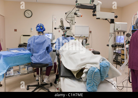 Augenarzt durchführen Katarakt-Operation mit chirurgischen Technologe Stockfoto