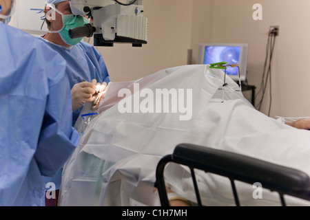 Augenarzt durchführen Katarakt-Operation mit chirurgischen Technologe Stockfoto