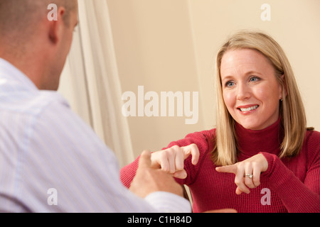 Unterzeichnung der Phrase "TTY" in amerikanischer Gebärdensprache während der Kommunikation mit einem Mann Frau Stockfoto