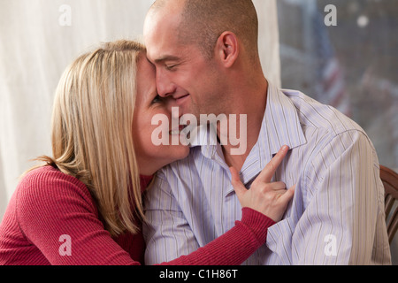 Unterzeichnung des Satzes 'ich liebe dich"in amerikanischer Gebärdensprache beim Küssen eines Manns Frau Stockfoto