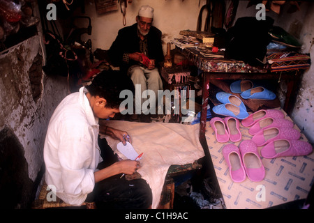 Marokko, Marrakesch, Herstellung von Babouches in der suk Stockfoto