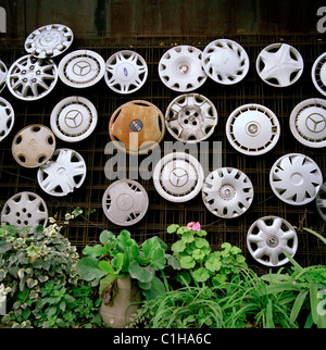 Urban Art und Design in einer Garage in Istanbul in der Türkei in Nahost-Asien. Radlegierung Surrealismus Surrealismus Surrealismus Bizarre Geometrie Street Travel Stockfoto