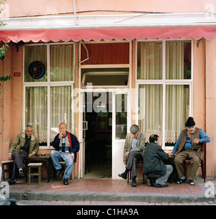 Männer in Cafe in der Arbeiterklasse Bezirk von Balat und Fener Istanbul in der Türkei im Nahen Osten Asien. Leben Lifestyle Essen trinken Rest Reportage Travel Stockfoto