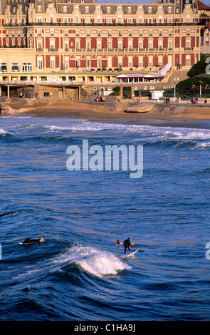 Frankreich, Pyrenees Atlantiques, Biarritz, surf vor Hotel du palais Stockfoto