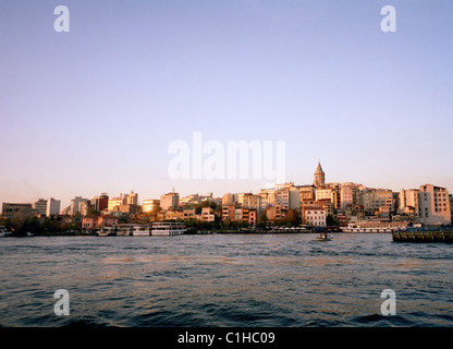 Dämmerung Blick auf das Goldene Horn, Karakoy und der Galata Turm von Istanbul in der Türkei im Nahen Osten Asien. Stadt Stadtbild Landschaft Sonnenuntergang Reisen Stockfoto