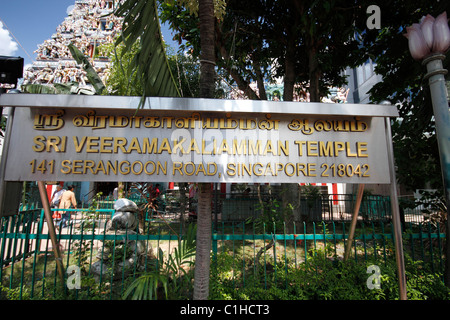 Zeichen für Sri Veeramakaliamman Tempel auf Serangoon Road in Singapur Stockfoto