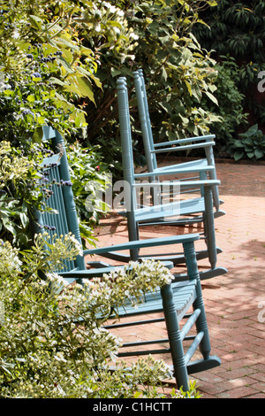 Bemalte Schaukelstühle auf Terrasse Stockfoto