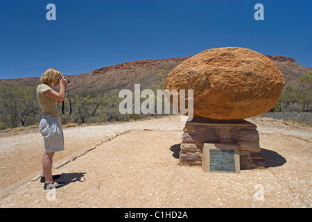 Australien, Denkmal für John Flynn Schöpfer des Flying Doctors, in der Nähe von Alice Springs, Northern Territory Stockfoto