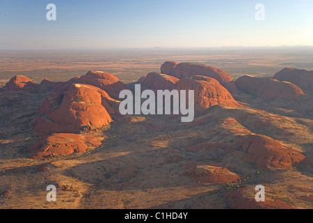 Australien, Northern Territory, Uluru Kata Djuta Nationalpark, Olgas bei Sonnenuntergang (Luftbild) Stockfoto