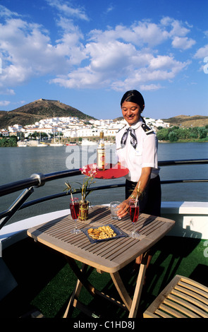 Spanien Andalusien Provinz Huelva Terrasse die Kreuzfahrt Schiff La Belle de Cadix vor San Lúcar de Guadiana Dorf am Stockfoto