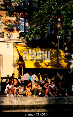Frankreich, Paris, jungen Menschen entlang des Canal Saint Martin im Sommer Stockfoto