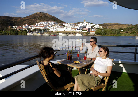 Spanien-Andalusien-Provinz Huelva Terrasse des La Belle de Cadix Kreuzfahrtschiff vor San Lúcar de Guadiana Dorf an der Stockfoto