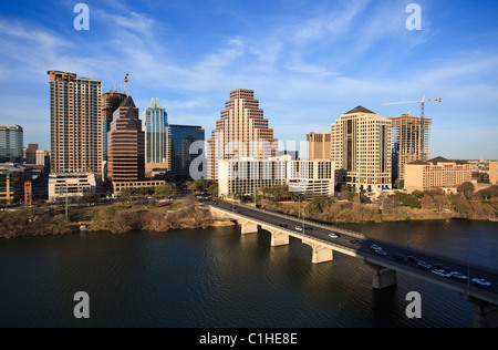 Innenstadt von Austin Texas Stadtbild und Skyline. Einen schönen klaren Tag am See in der Innenstadt von Austin Texas. Stockfoto