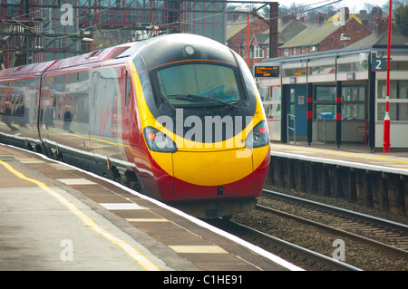 Klasse 390 Pendolino ziehen in Runcorn Station auf dem Weg von London Euston nach Liverpool Lime Street Stockfoto