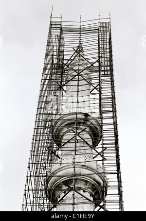 Architektur Restaurierung des Minaretts der Nuruosmaniye Moschee in Istanbul in der Türkei im Nahen Osten Asien. Islamische Islam Islam Reisen Stockfoto