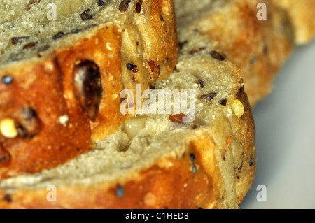 Zwei Scheiben Vollkornbrot auf einem weißen Teller Stockfoto