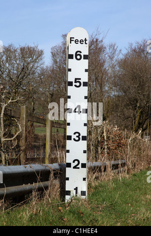 Flut Höhe Post von der Seite der Straße Stockfoto