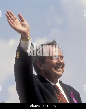 Pastor Pat Robertson Wellen vom Podium, als er eine Anti-Abtreibungs-Rallye in Wichita, Kansas, 24. August 1991 besucht. Stockfoto