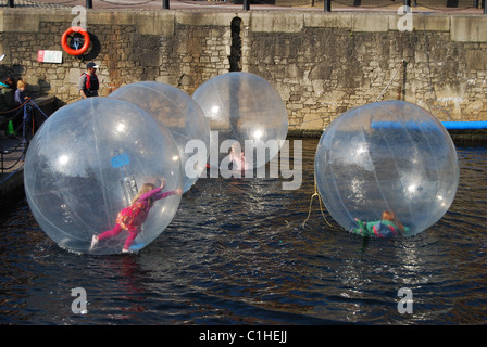 Zorbing in Liverpool Stockfoto