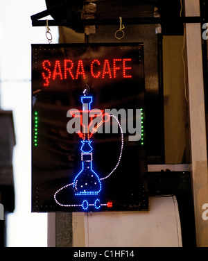 Cafe in Beyoglu in Istanbul in der Türkei im Nahen Osten Asien. Neonlicht Urban City Bar Moderne Zeichen türkische Wasserpfeife Nargile Reisen Stockfoto